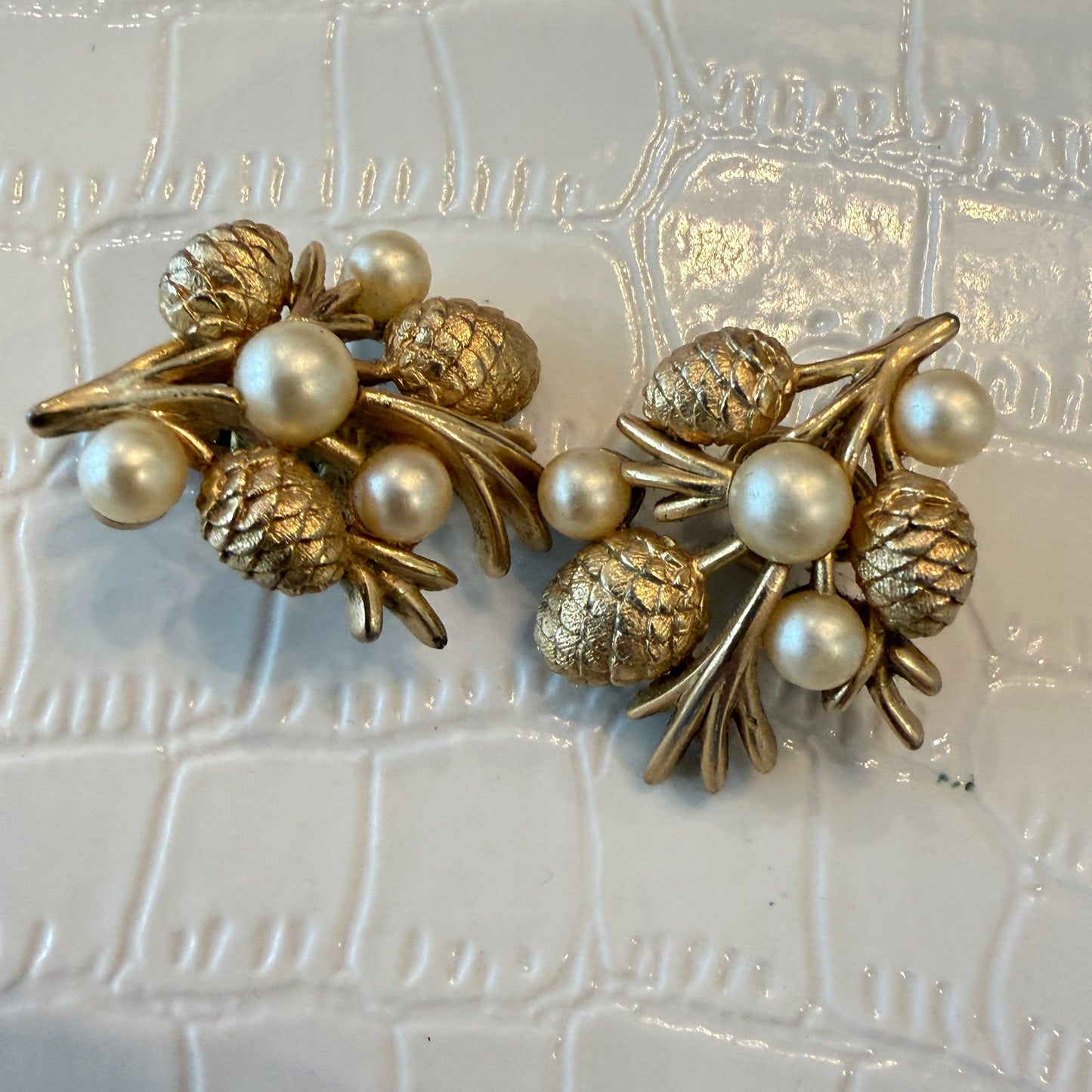 Crown Trifari Alfred Philippe Vintage Gold Tone Pinecone Pearls Clip On Earrings