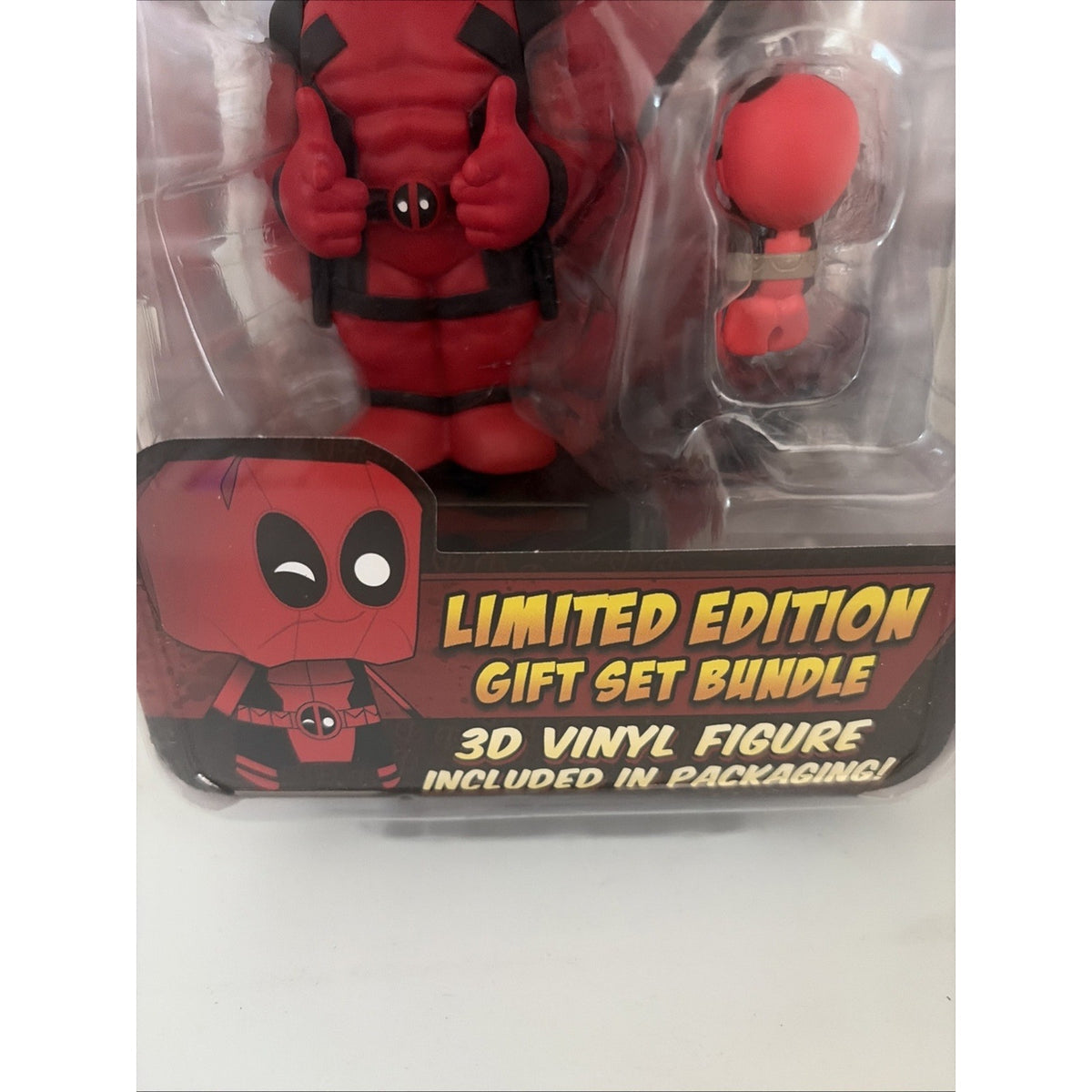 NECA Deadpool Gift Set Limited Edition Bodyknocker Bobblehead & Earbuds