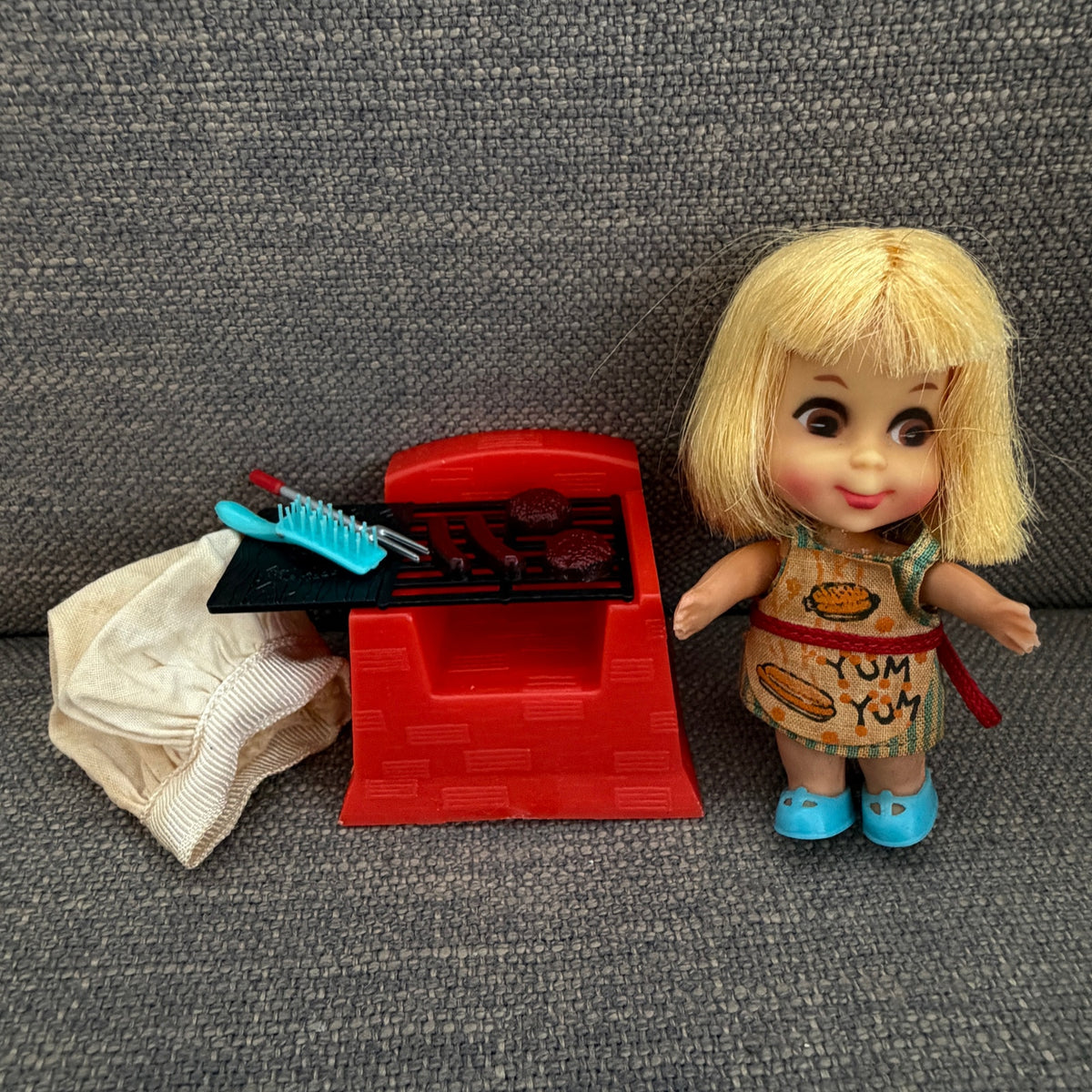 Liddle Kiddle SIZZLY FRIDDLE Chef Doll Outfit Hat Grill Utensils Shoes