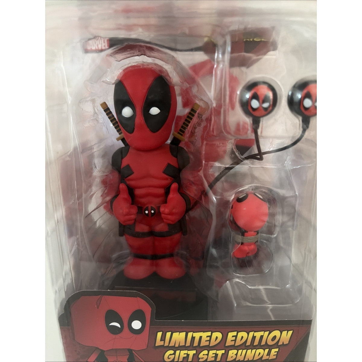 NECA Deadpool Gift Set Limited Edition Bodyknocker Bobblehead & Earbuds