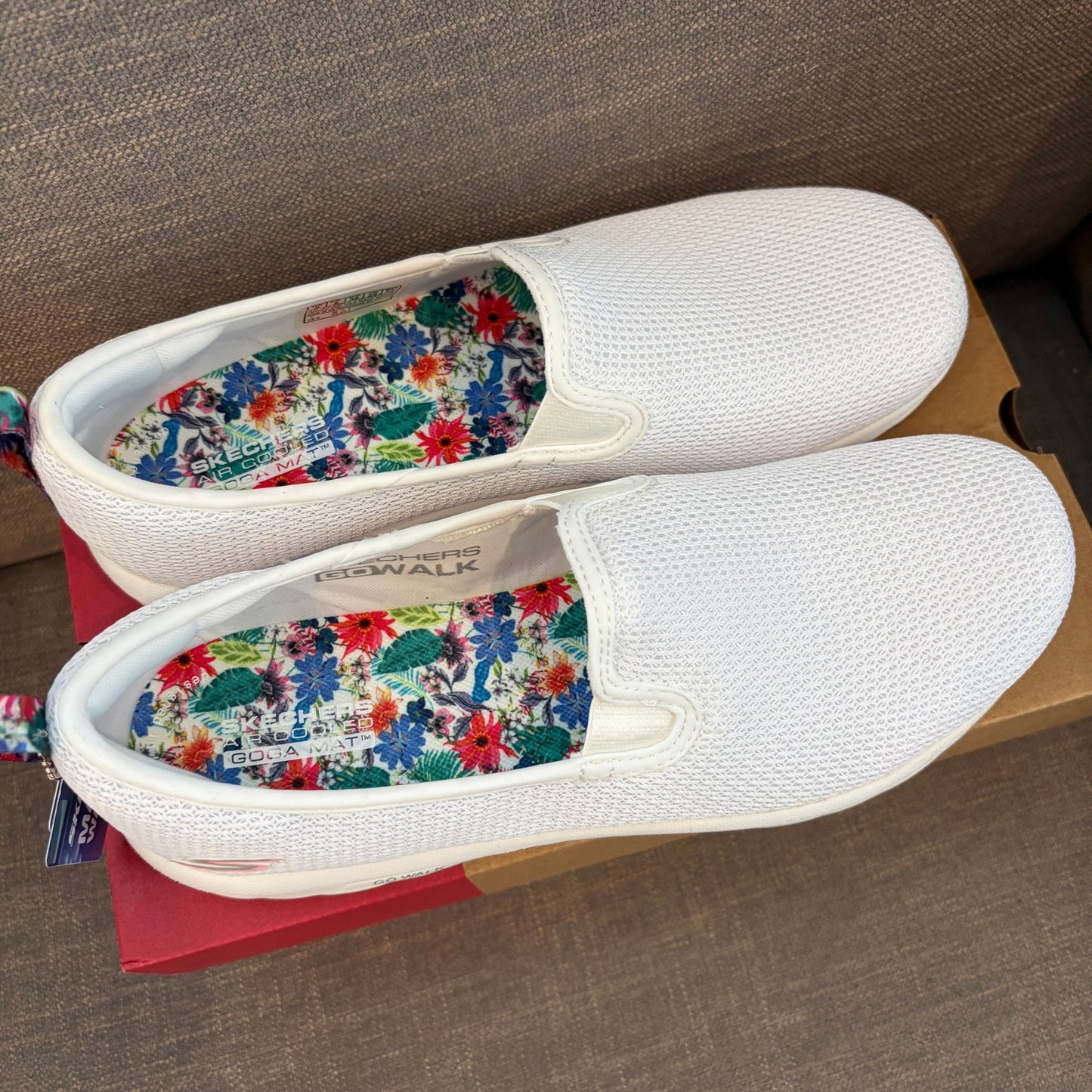Skechers White Go Walk Travel Slip-In Sneakers Womens Size 8 NEW