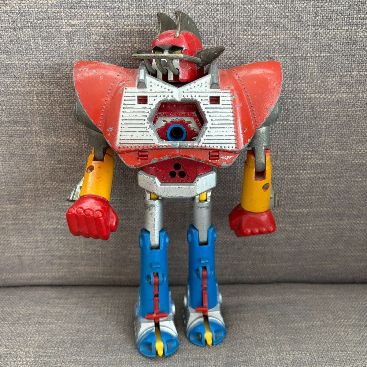 Vintage 1970s Bullmark UFO Warrior Dai Aplon Robot 8" Tall