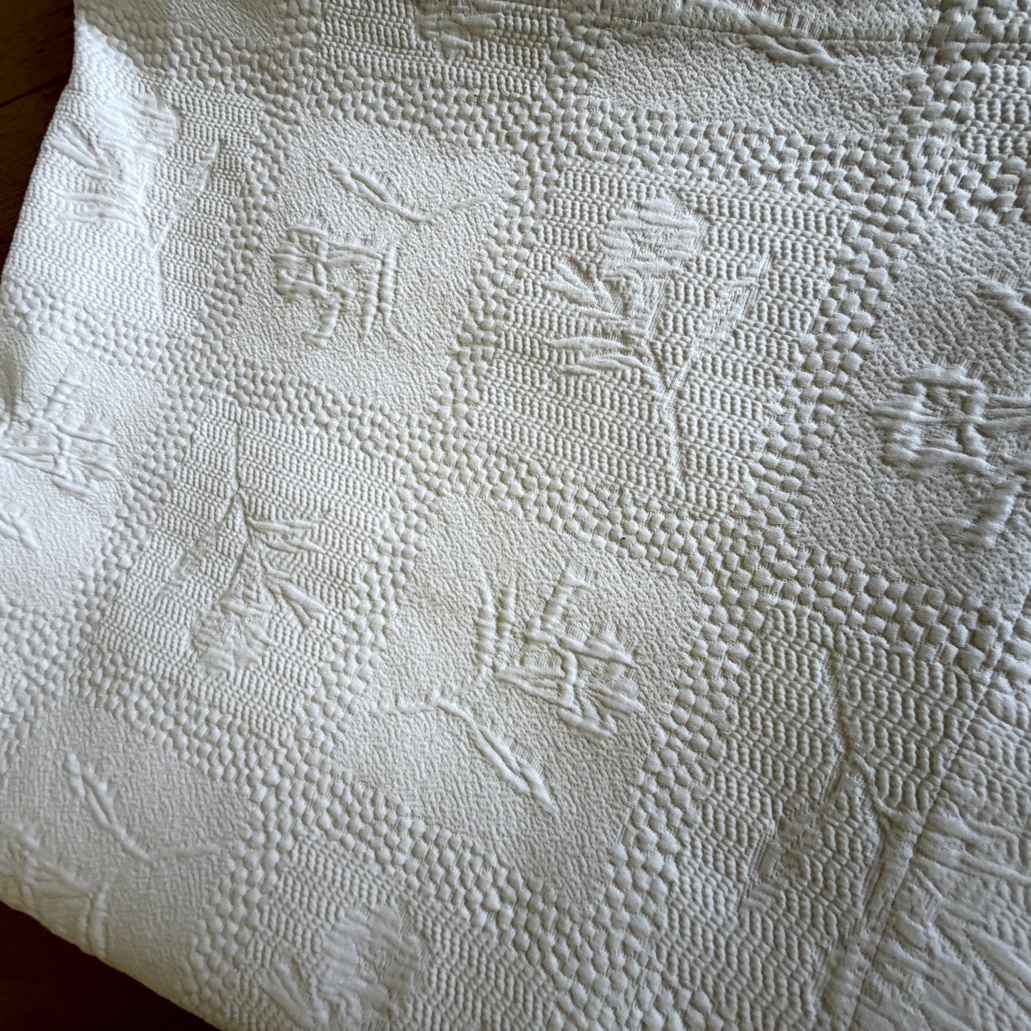 Yves Delorme Vintage White Floral Textured Coverlet Cottage 78" x 90" Paris