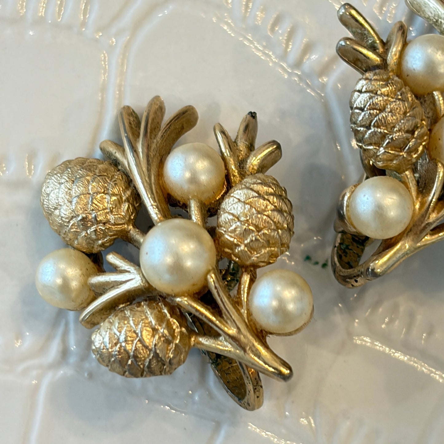 Crown Trifari Alfred Philippe Vintage Gold Tone Pinecone Pearls Clip On Earrings