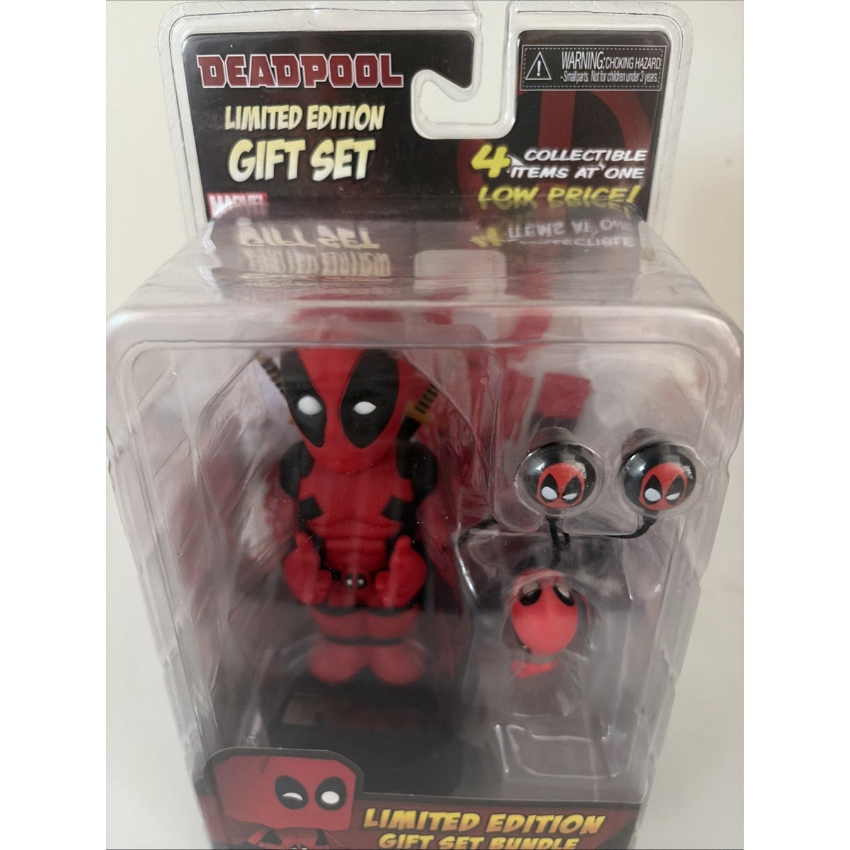 NECA Deadpool Gift Set Limited Edition Bodyknocker Bobblehead & Earbuds