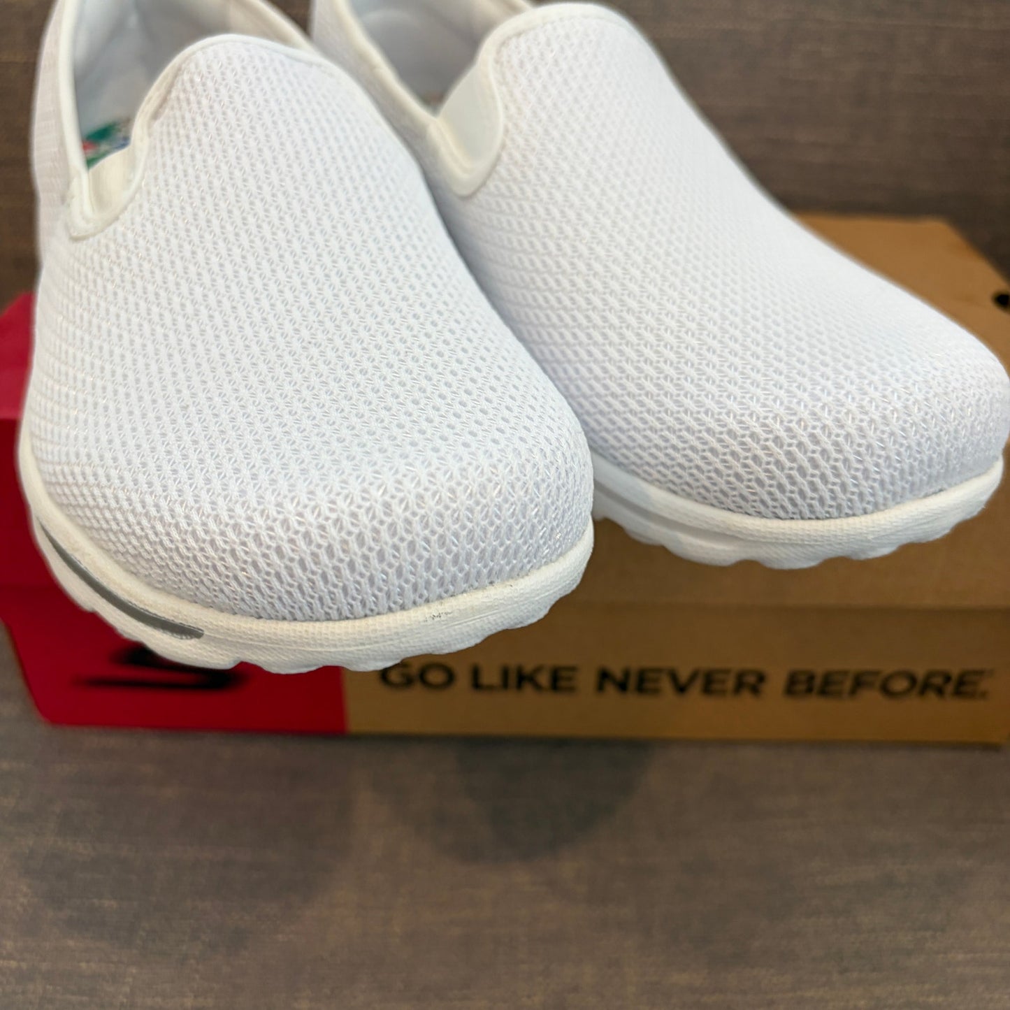 Skechers White Go Walk Travel Slip-In Sneakers Womens Size 8 NEW