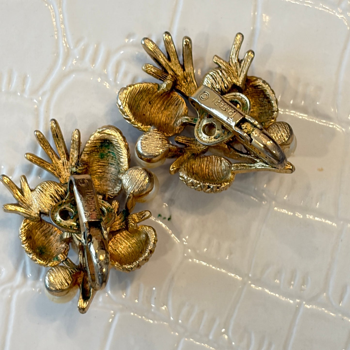 Crown Trifari Alfred Philippe Vintage Gold Tone Pinecone Pearls Clip On Earrings
