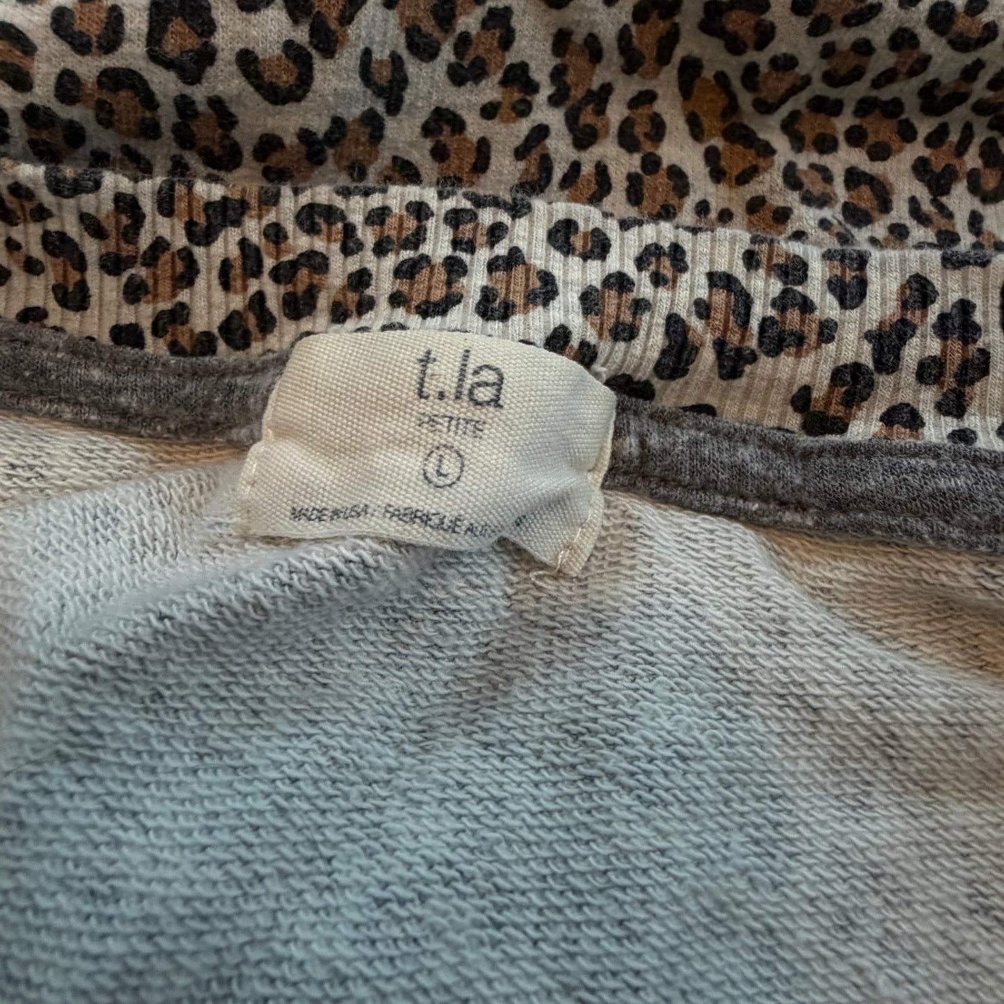 T.LA Cheeta Print Pullover Top Sweatshirt Banded Waist Womens Size Large Petite