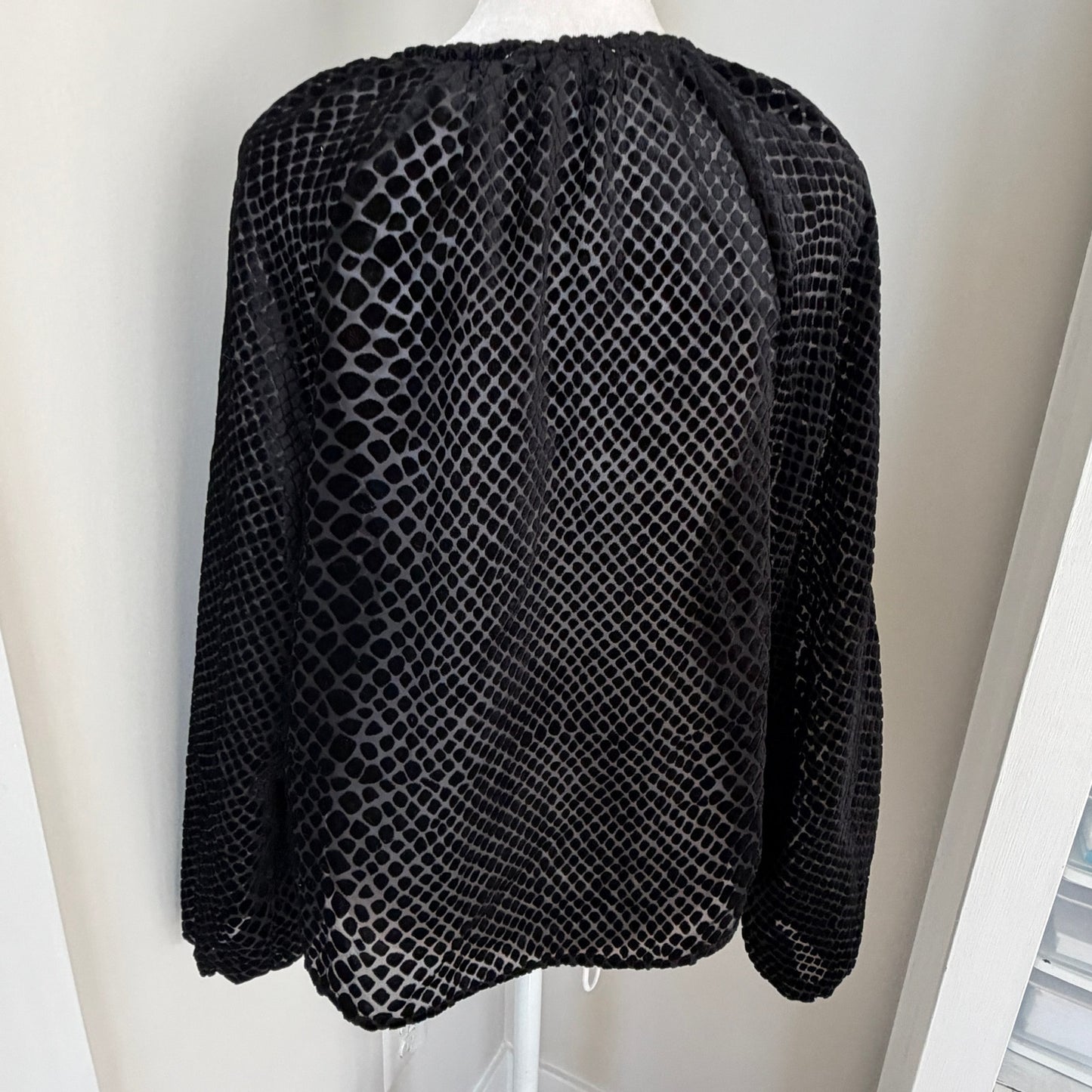 Evereve Black Sheer Animal Print Long Sleeve V-Neck Top Blouse Womens Size XS