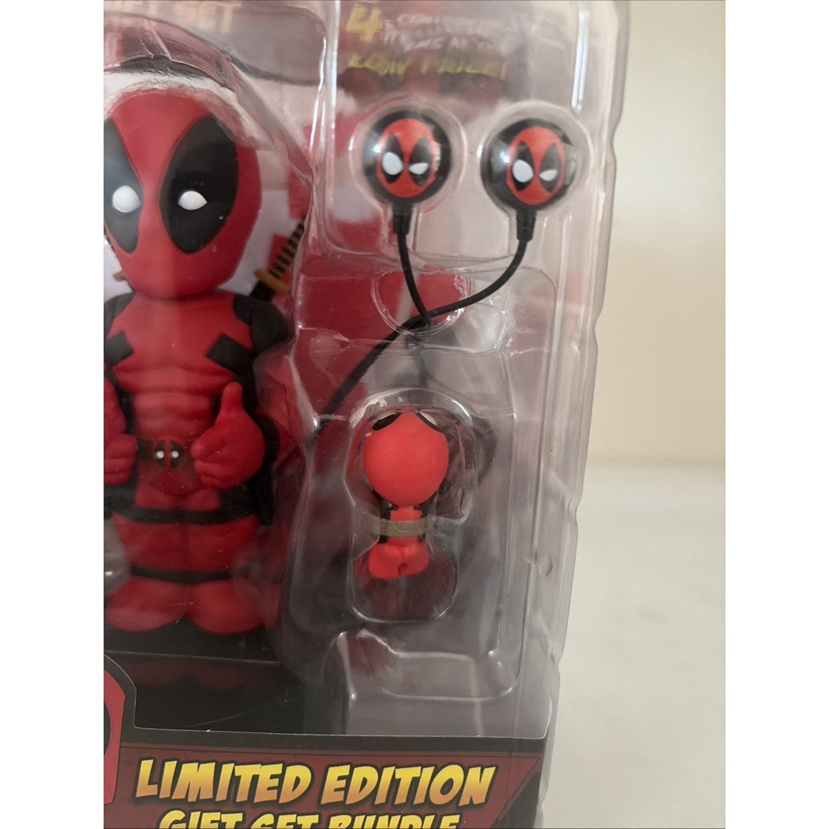 NECA Deadpool Gift Set Limited Edition Bodyknocker Bobblehead & Earbuds