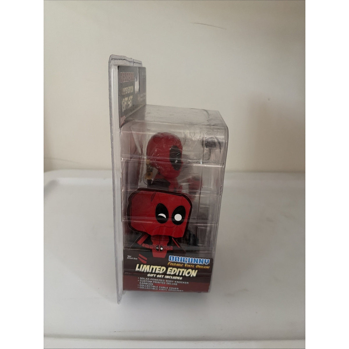 NECA Deadpool Gift Set Limited Edition Bodyknocker Bobblehead & Earbuds