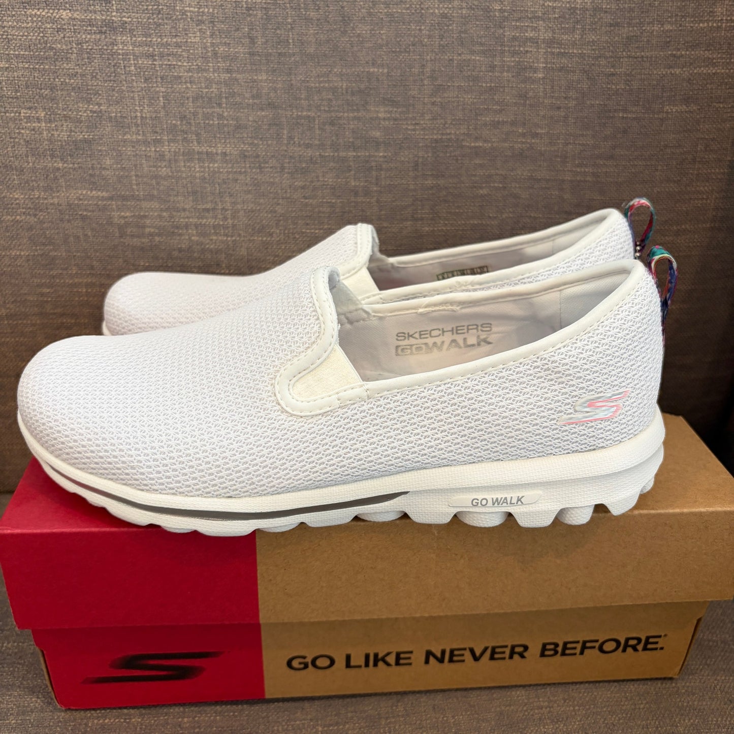 Skechers White Go Walk Travel Slip-In Sneakers Womens Size 8 NEW