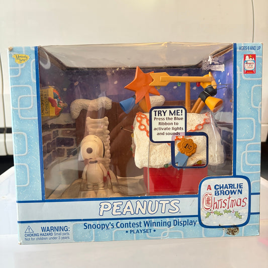 Peanuts Snoopy's Contest Winning Display Playset A Charlie Brown Christmas NEW