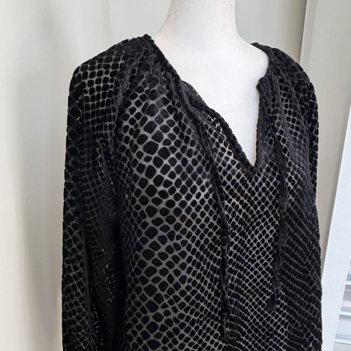 Evereve Black Sheer Animal Print Long Sleeve V-Neck Top Blouse Womens Size XS