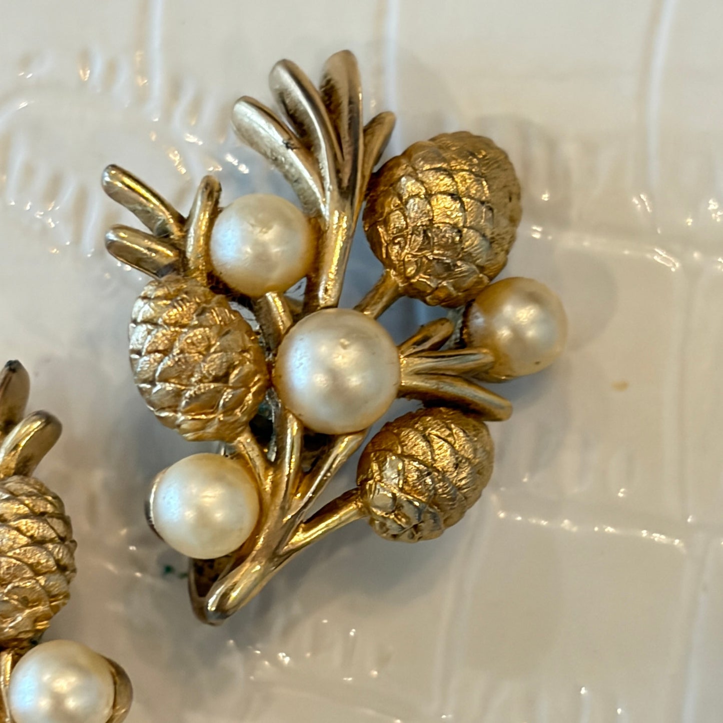 Crown Trifari Alfred Philippe Vintage Gold Tone Pinecone Pearls Clip On Earrings