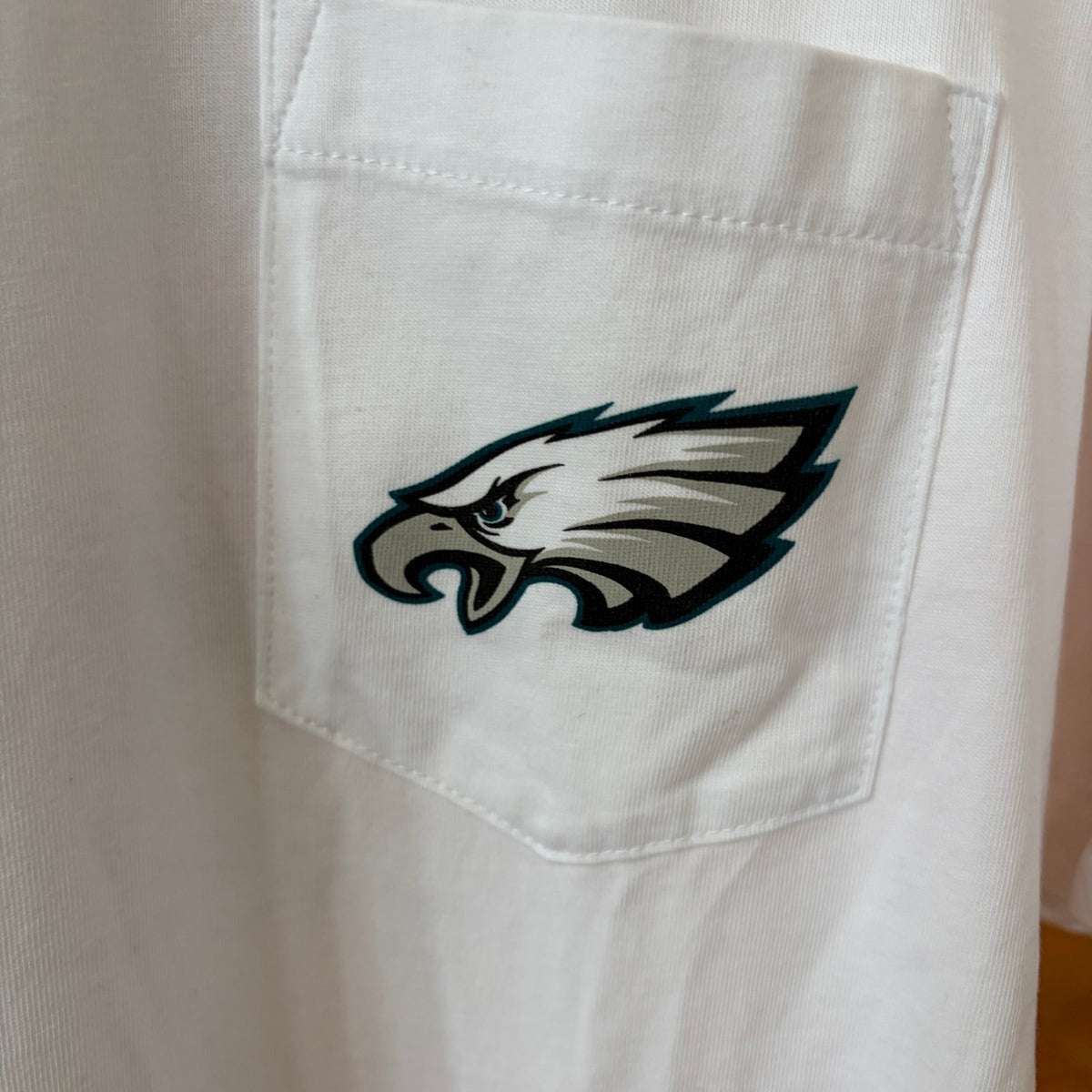 Vineyard Vines White Short Sleeve Graphic Pocket Tee NFL Eagles Men Size Large