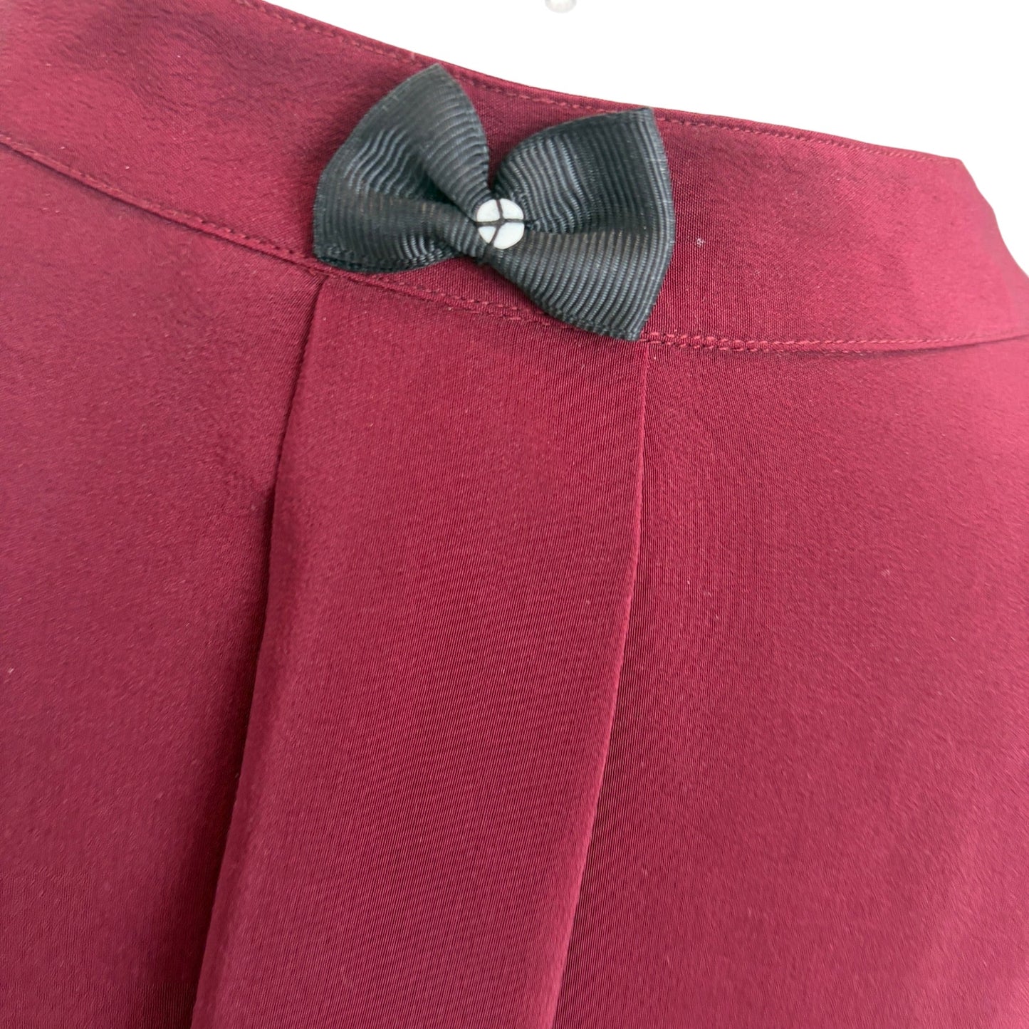 Rungolee Burgundy Pleat Front Short Sleeve Blouse V-Neck Womens Size Medium