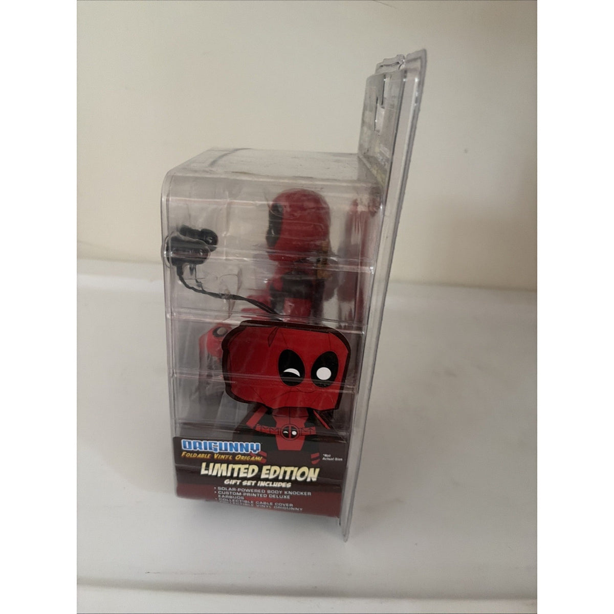 NECA Deadpool Gift Set Limited Edition Bodyknocker Bobblehead & Earbuds