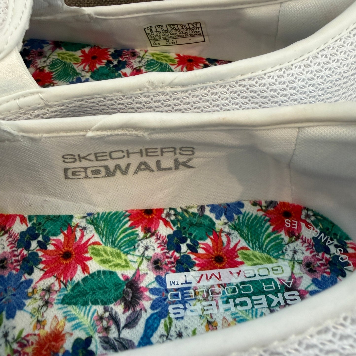 Skechers White Go Walk Travel Slip-In Sneakers Womens Size 8 NEW