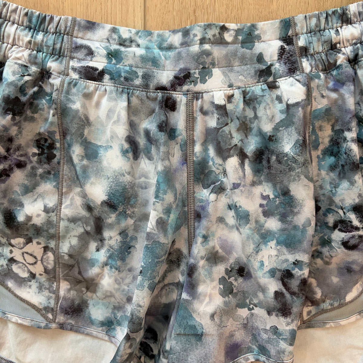 Lululemon Gray Blue Camo Hotty Hot High-Rise Lined Short 4" Womens Size 8 Tall
